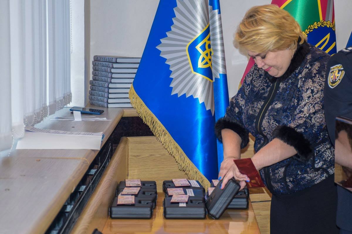 Спортсмены-военнослужащие получили из рук чиновника боевое наградное оружие Спортсмены-военнослужащие получили из рук чиновника боевое наградное оружие