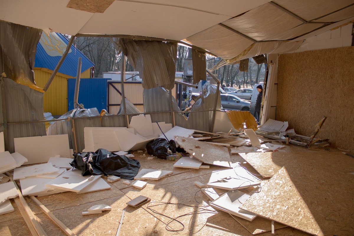 8 декабря массово сносили ларьки на "Дарницком" рынке