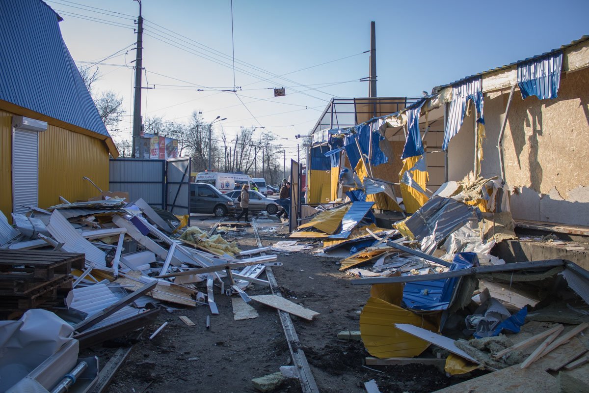 Для демонтажа они задействовали бульдозер