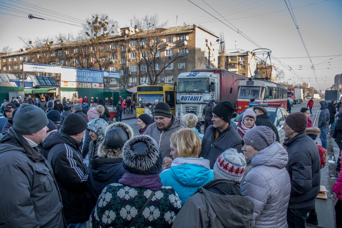 На улице образовался транспортный коллапс