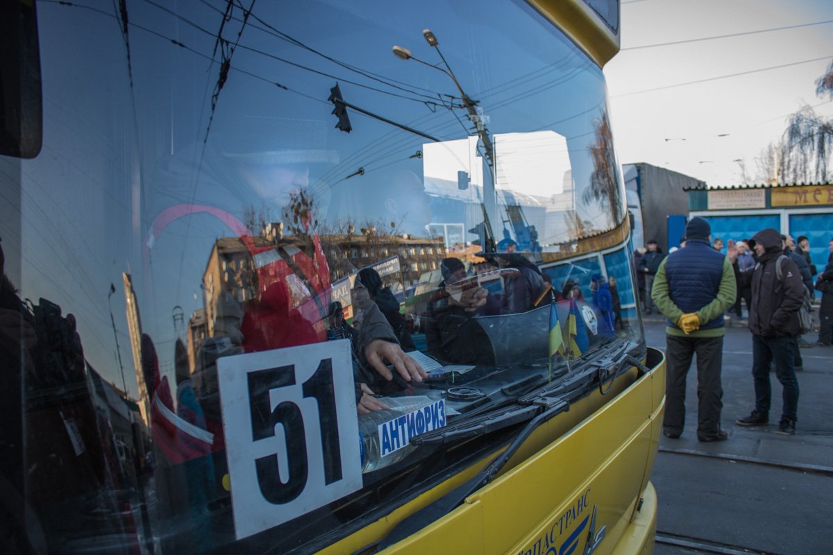 Протестующие не пускали ни обычные машины, ни общественный транспорт