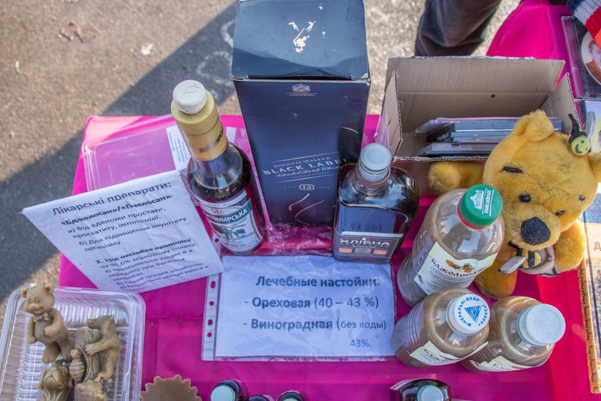 Все товары дедушка изготавливает сам