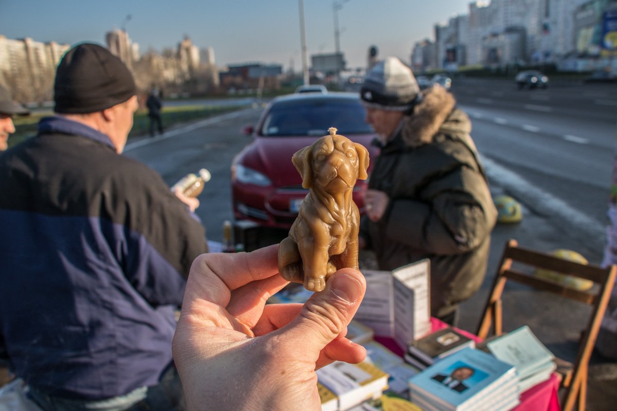 Восковая свеча, по словам автора, хороша для медитации