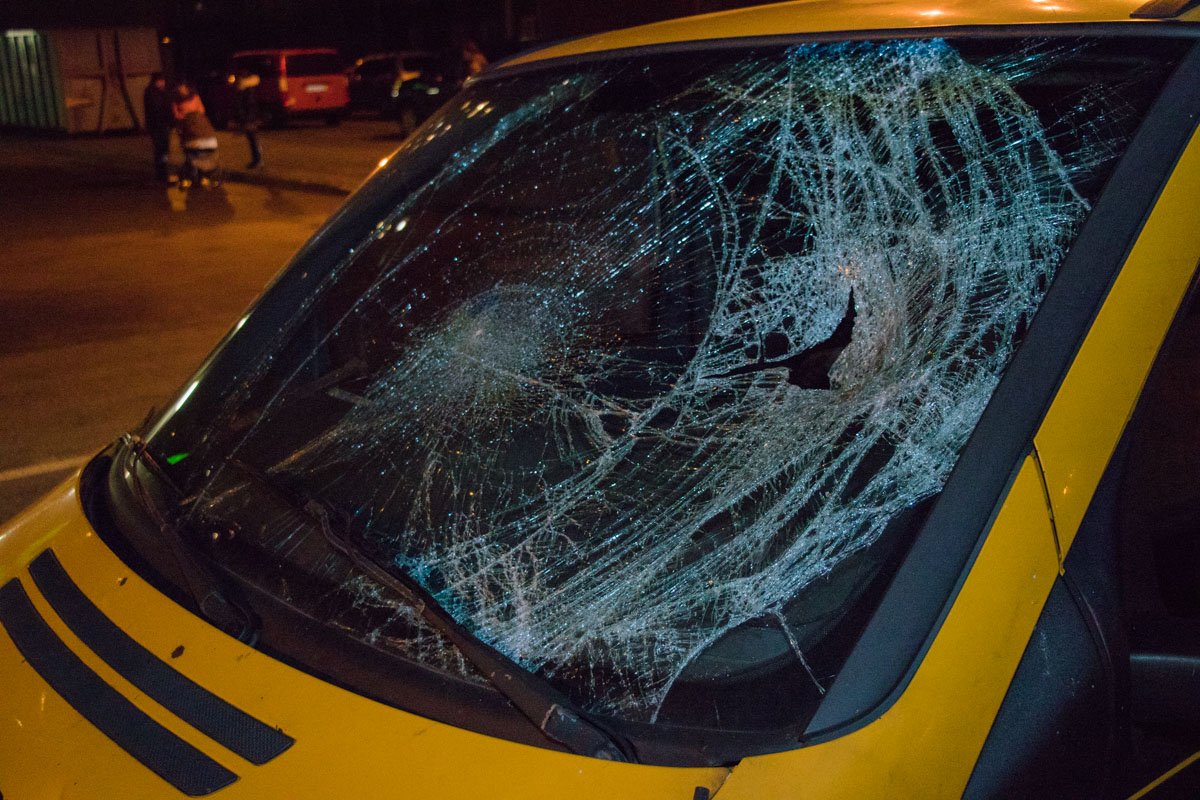 Стекло выдержало человека