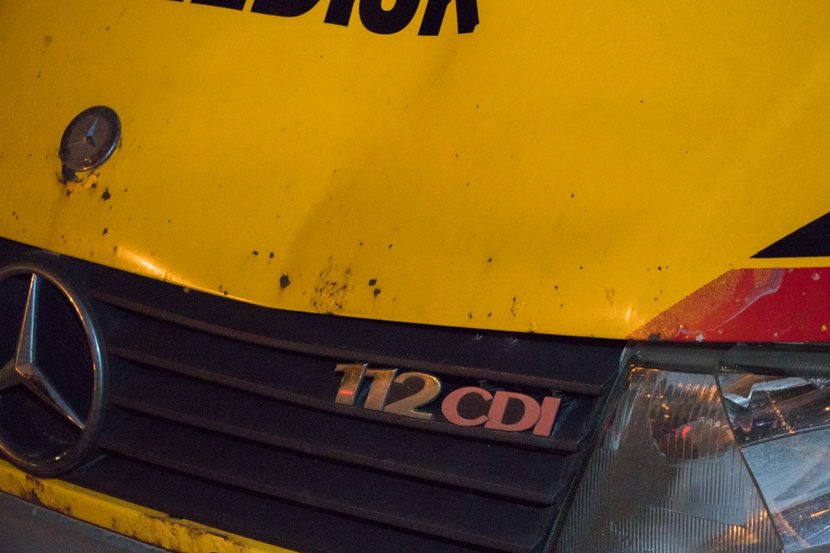 Капот принял на себя человека