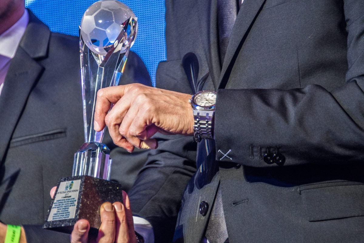 За достижения лучшим вручали вот такие статуэтки