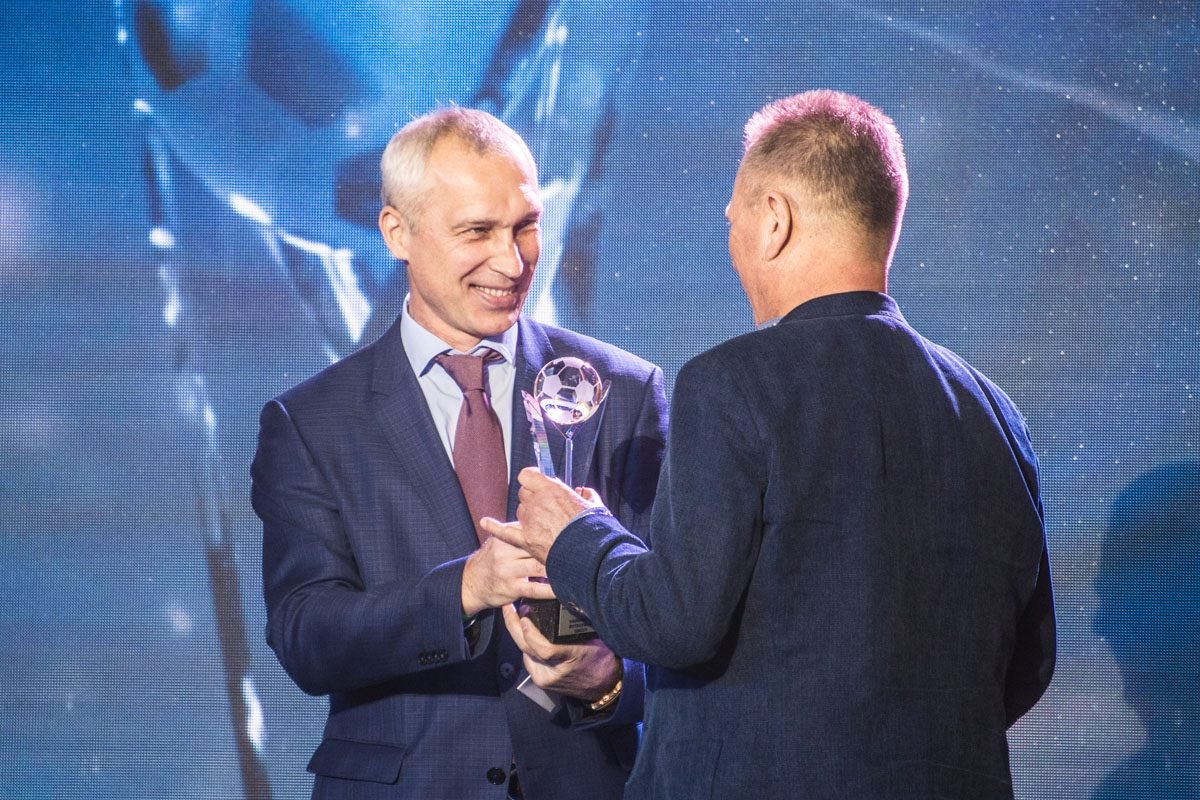 Некоторые футболисты не смогли прийти на награждения, их награду забирали доверенные лица