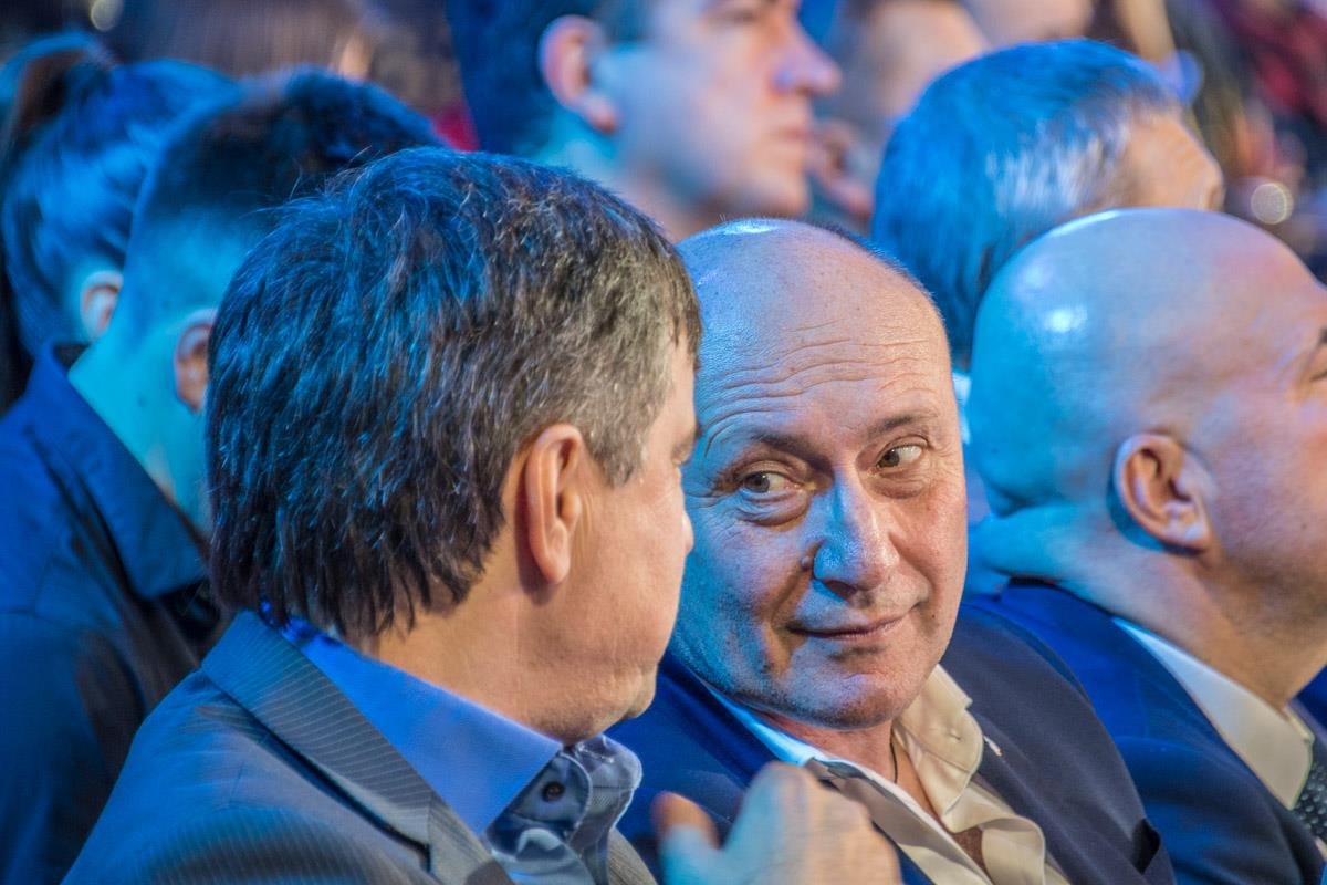 Большинство в зале - мужчины в дорогих костюмах