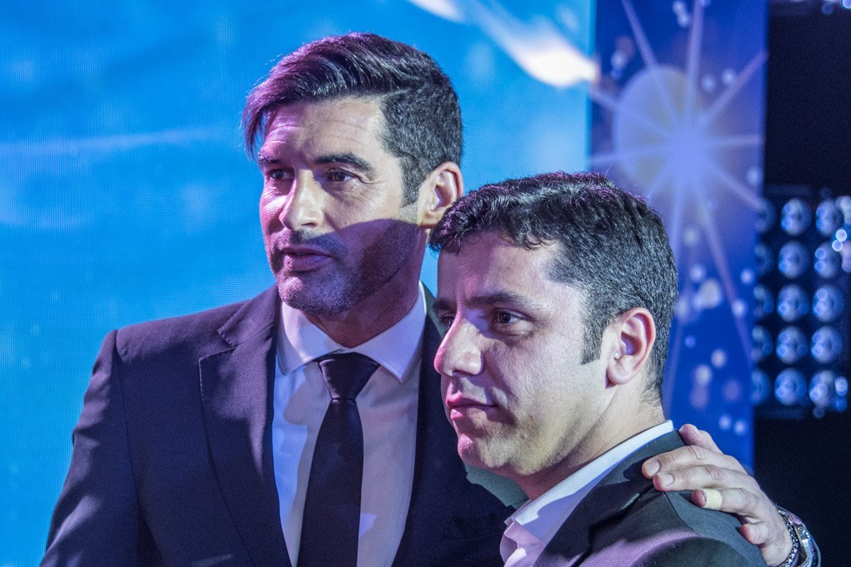 Тренер футбольного клуба "Шахтер" Паулу Фонсека фотографировался со всеми желающими