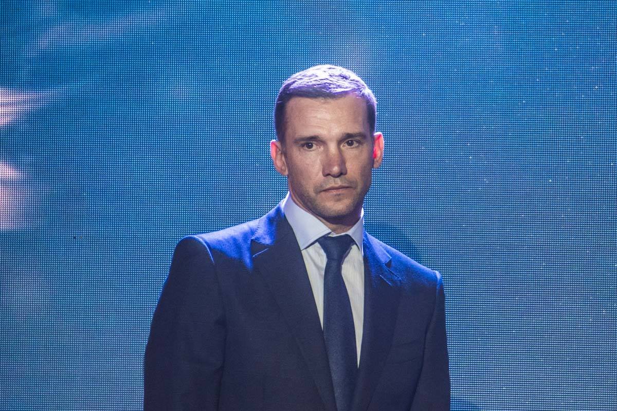Он награждал лучшего футболиста Украины