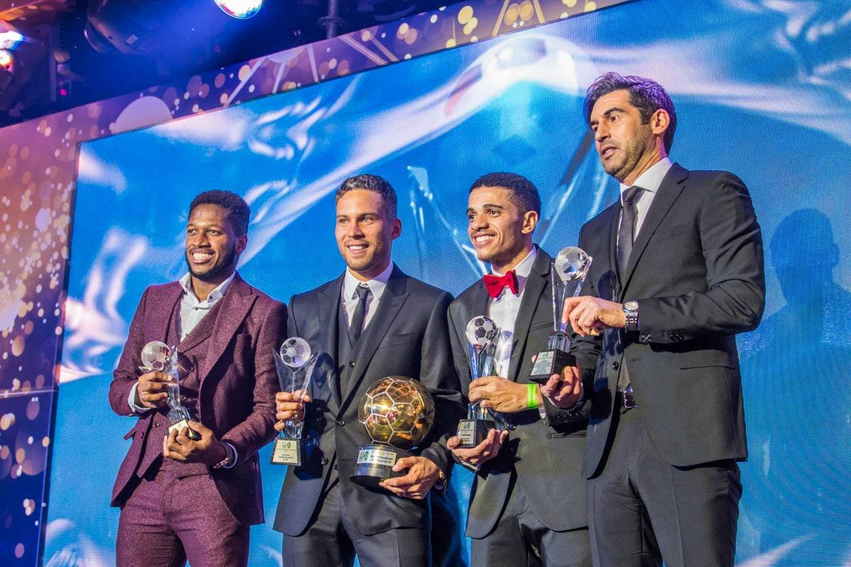 Футболисты "Шахтера" фотографируются со своим тренером