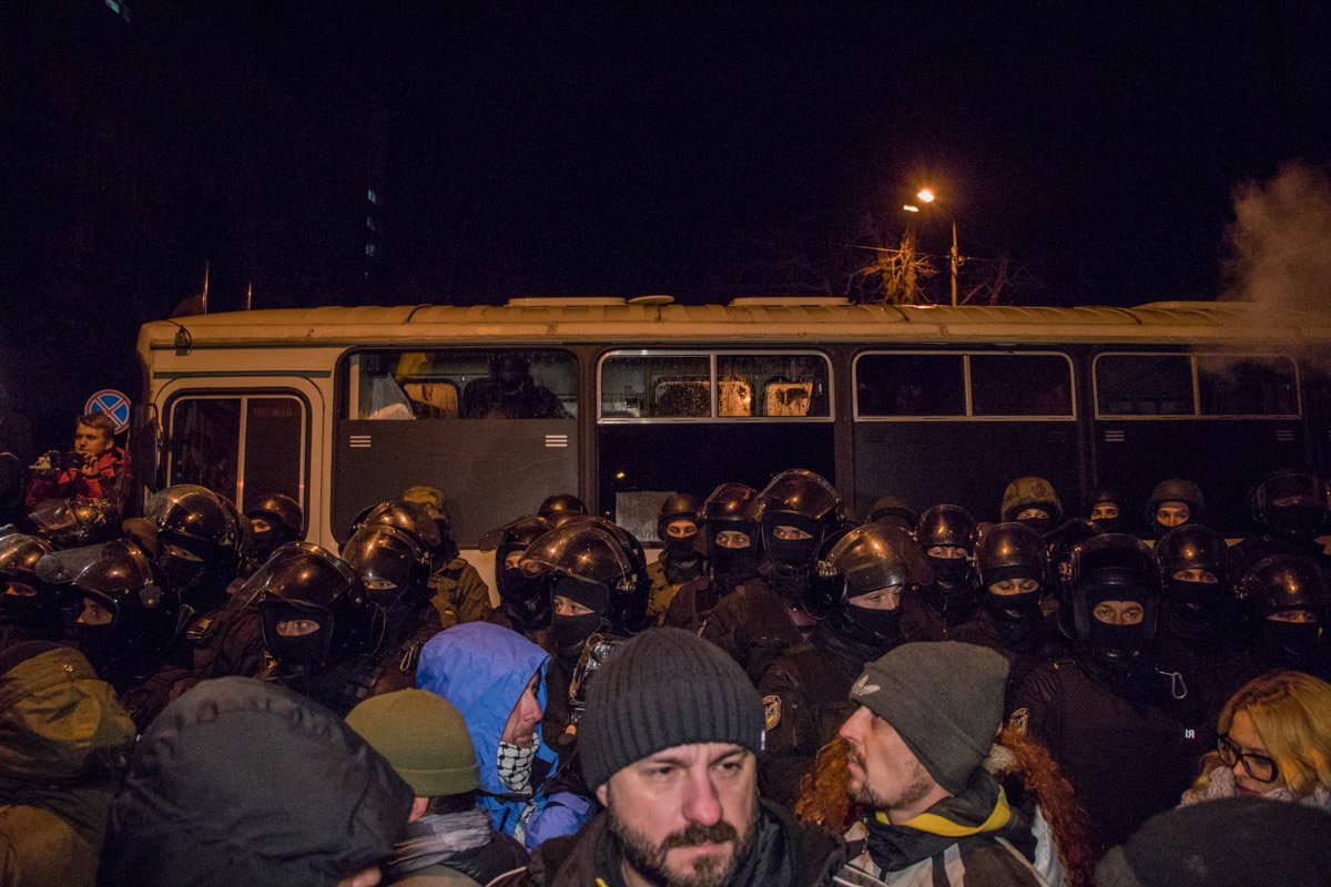 Путь к СБУ перекрыли силовики Путь к СБУ перекрыли силовики