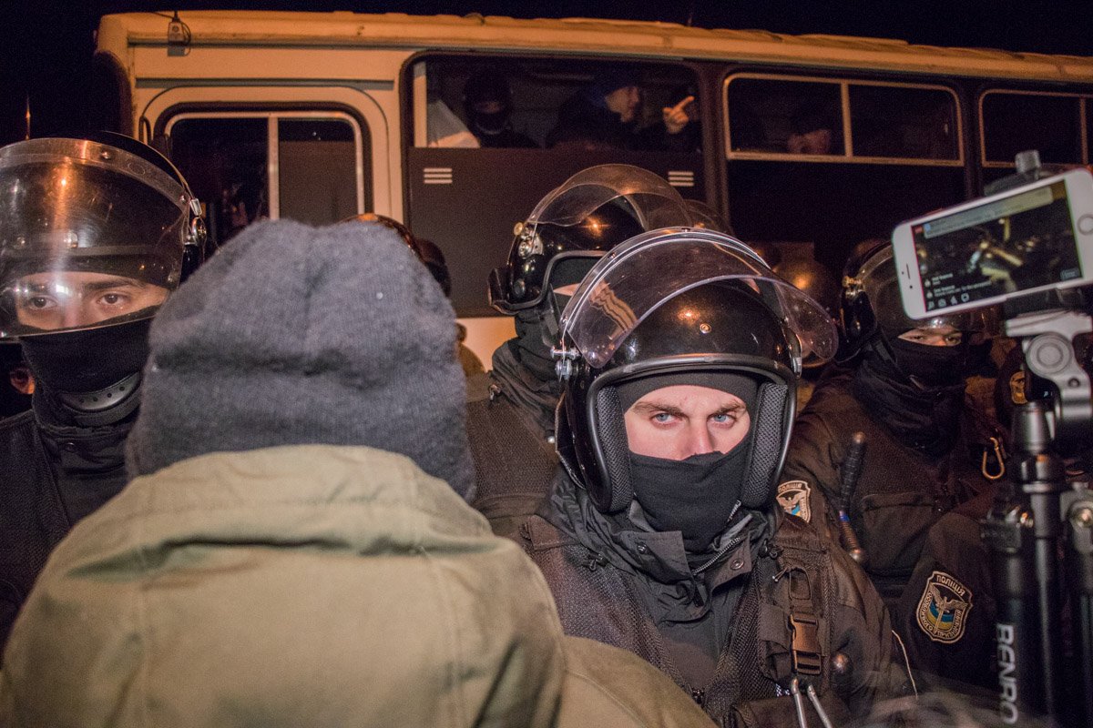 Активисты в отношении силовиков вели себя вызывающе Активисты в отношении силовиков вели себя вызывающе