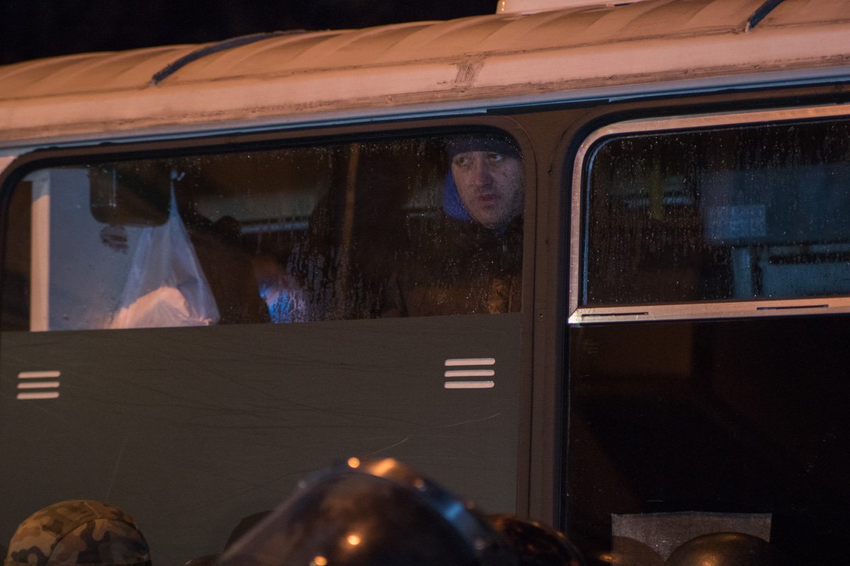 Перед зданием СБУ за спинами силовиков стоял автобус спецсназовцев Перед зданием СБУ за спинами силовиков стоял автобус спецсназовцев