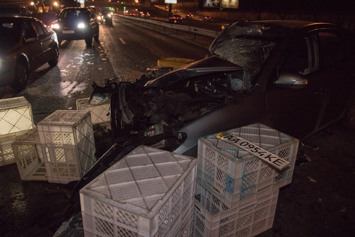 Ящики для хлеба на грязной дороге