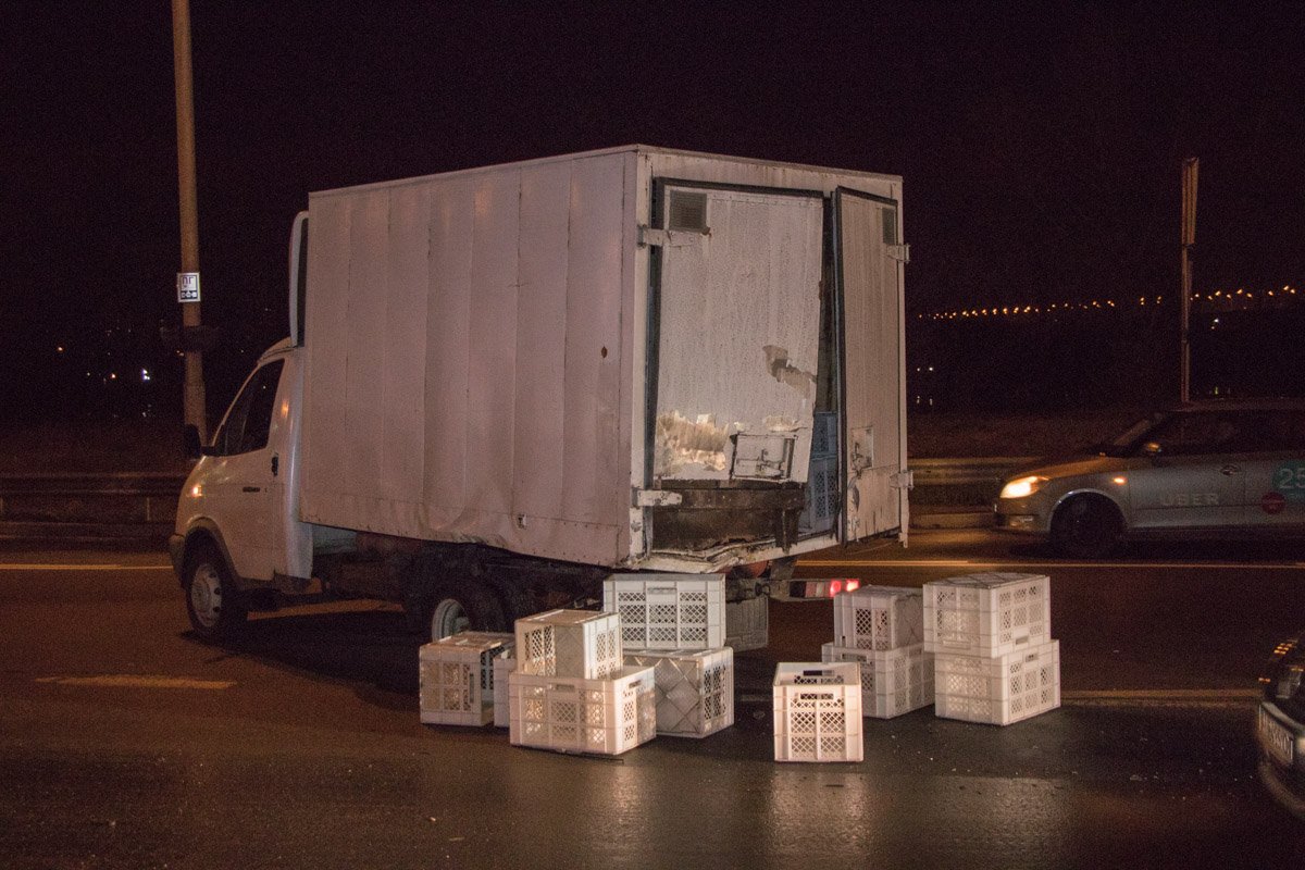 От удара ящики для хлеба высыпались на дорогу