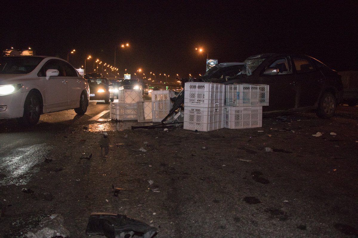 Автомобили аккуратно проезжают между участниками ДТП