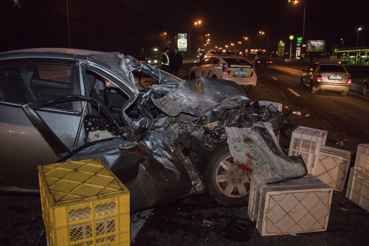 На лобовом стекле следы крови, возможно водитель был не пристегнут