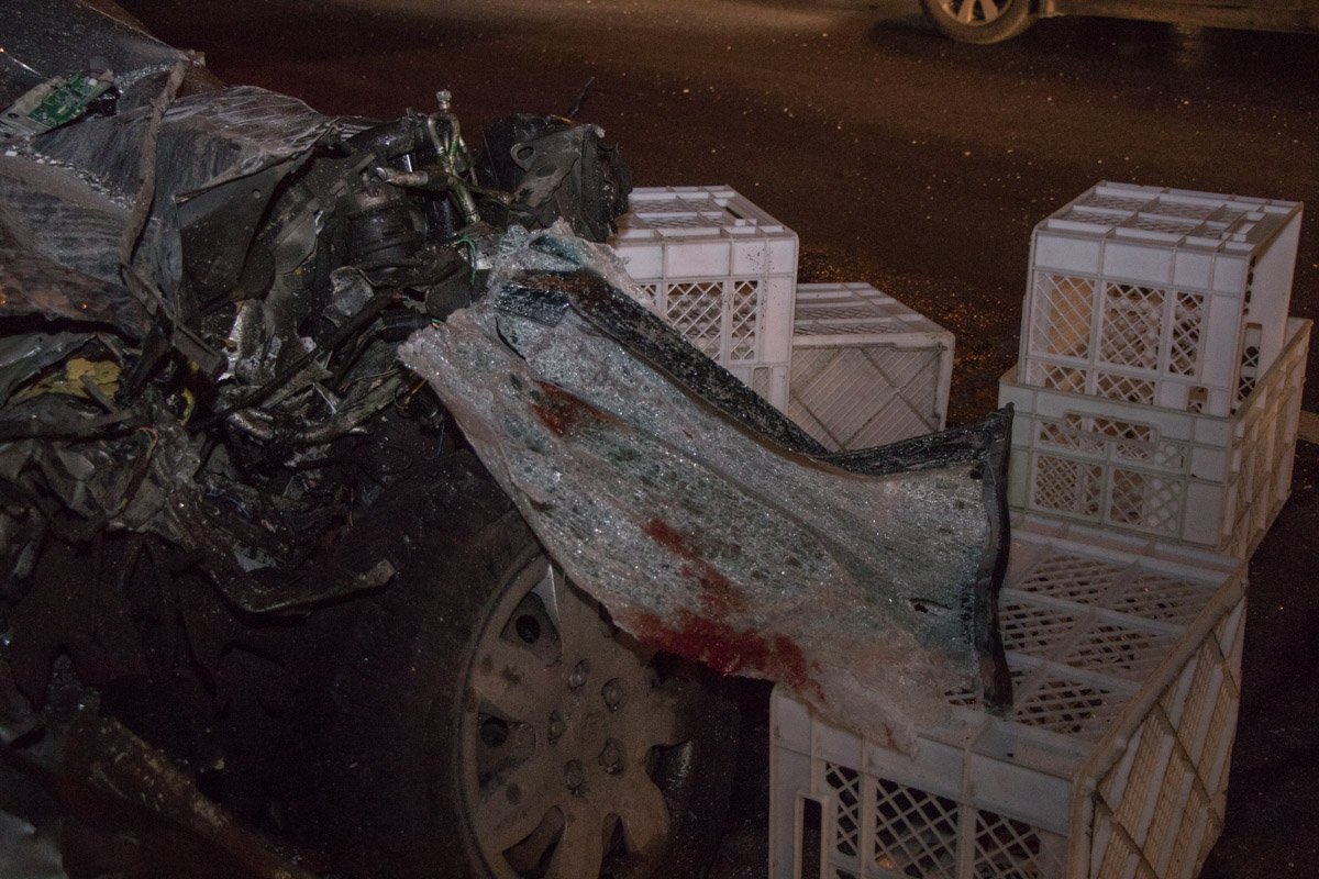 Часть окровавленного лобового