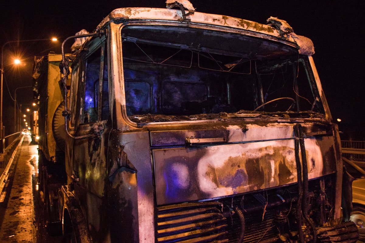 При тушении было разбито лобовое стекло