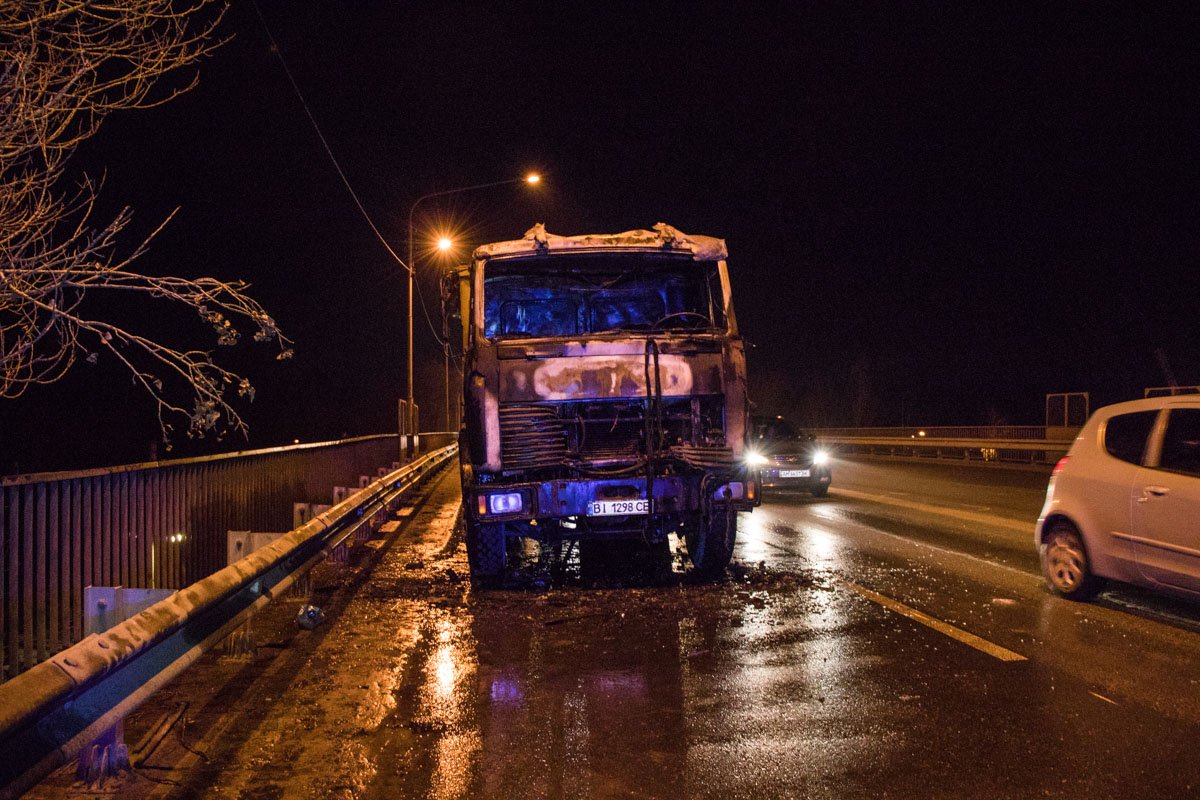 На асфальте битое стекло и обгоревшие детали