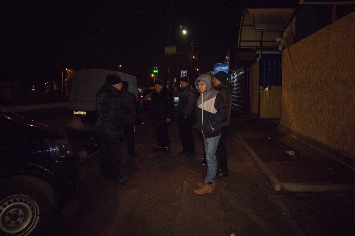 Собравшиеся защитники мерзнут на морозе Собравшиеся защитники мерзнут на морозе