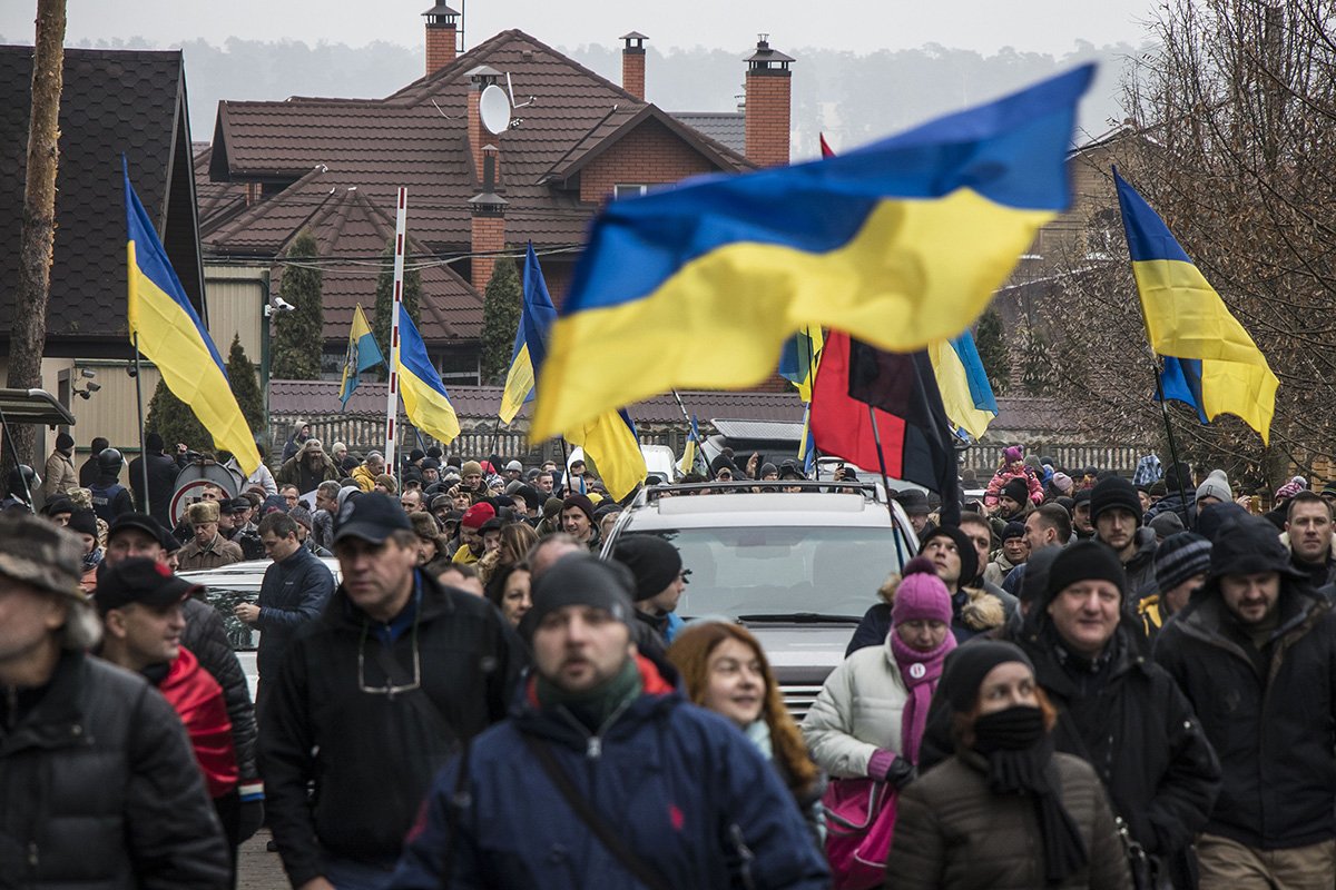 Митингующие приходили на акцию с флагами Украины