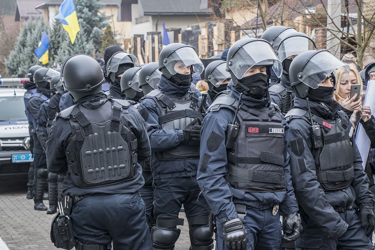 Силовики, защищающие дом Луценко 