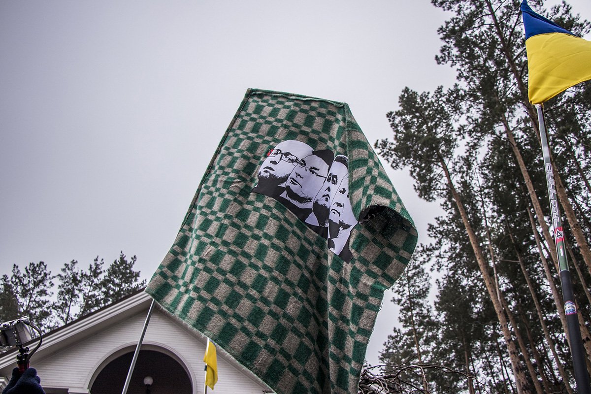 То самое клетчатое одеяло для генпрокурора: на нем изображены сам Луценко, Порошенко и два премьера - Гройсман и Яценюк