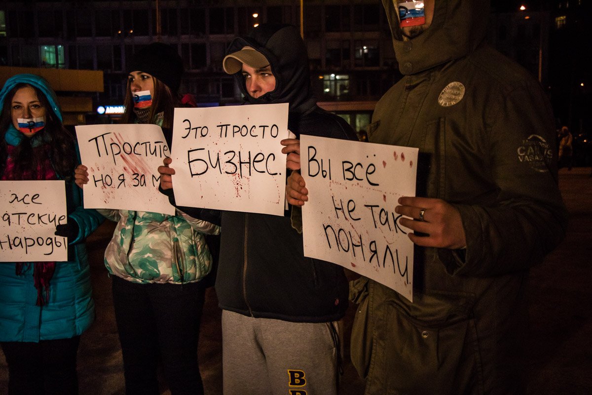 Популярные "отговорки" артистов участники акции написали на плакатах