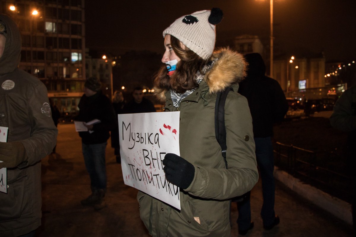 Перед Дворцом Спорта