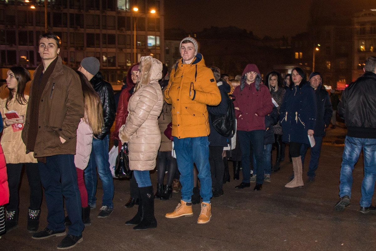 Очередь в фан-зону церемонии награждения M1 Music Awards