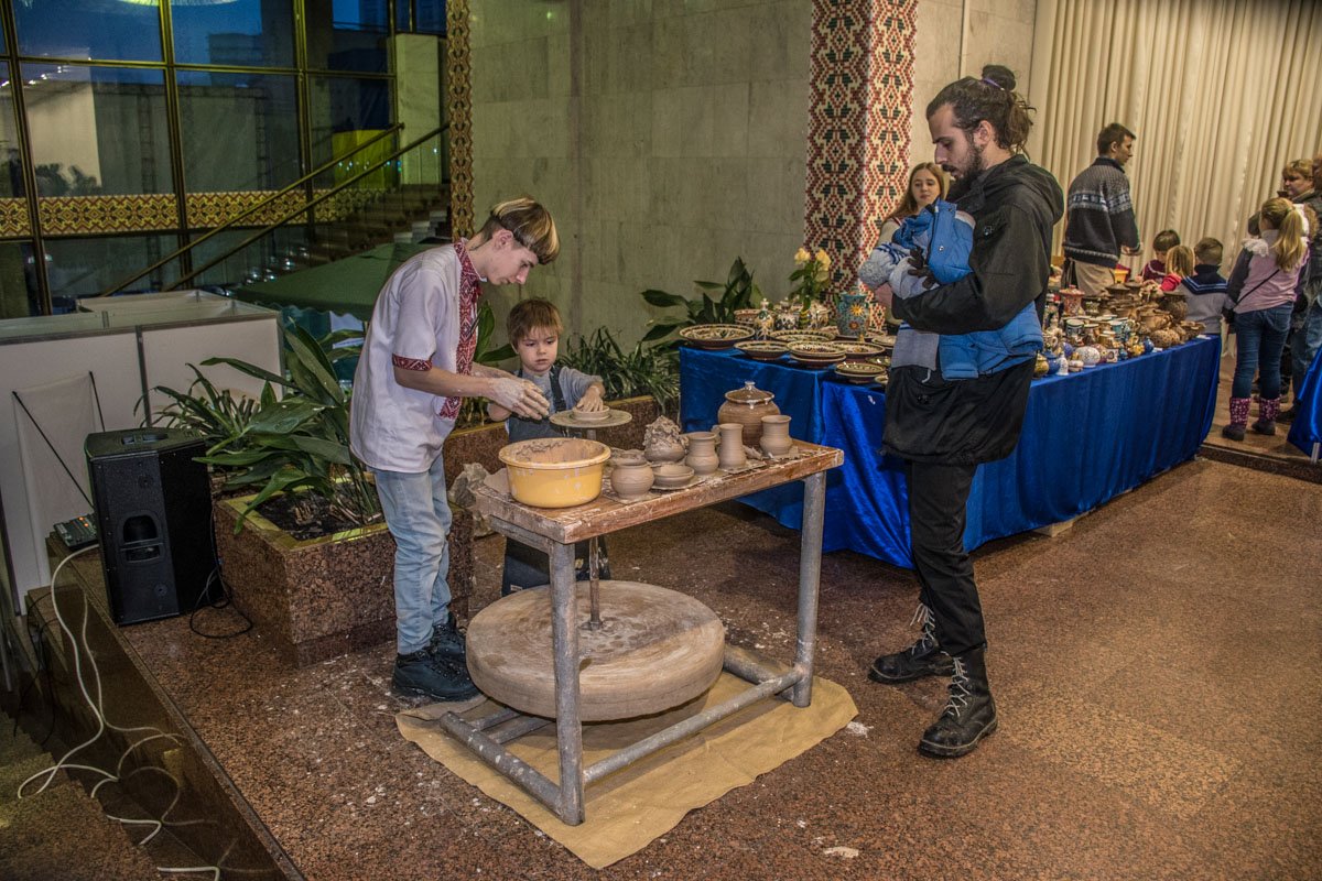 Гончары показали приемы работы на гончарном круге