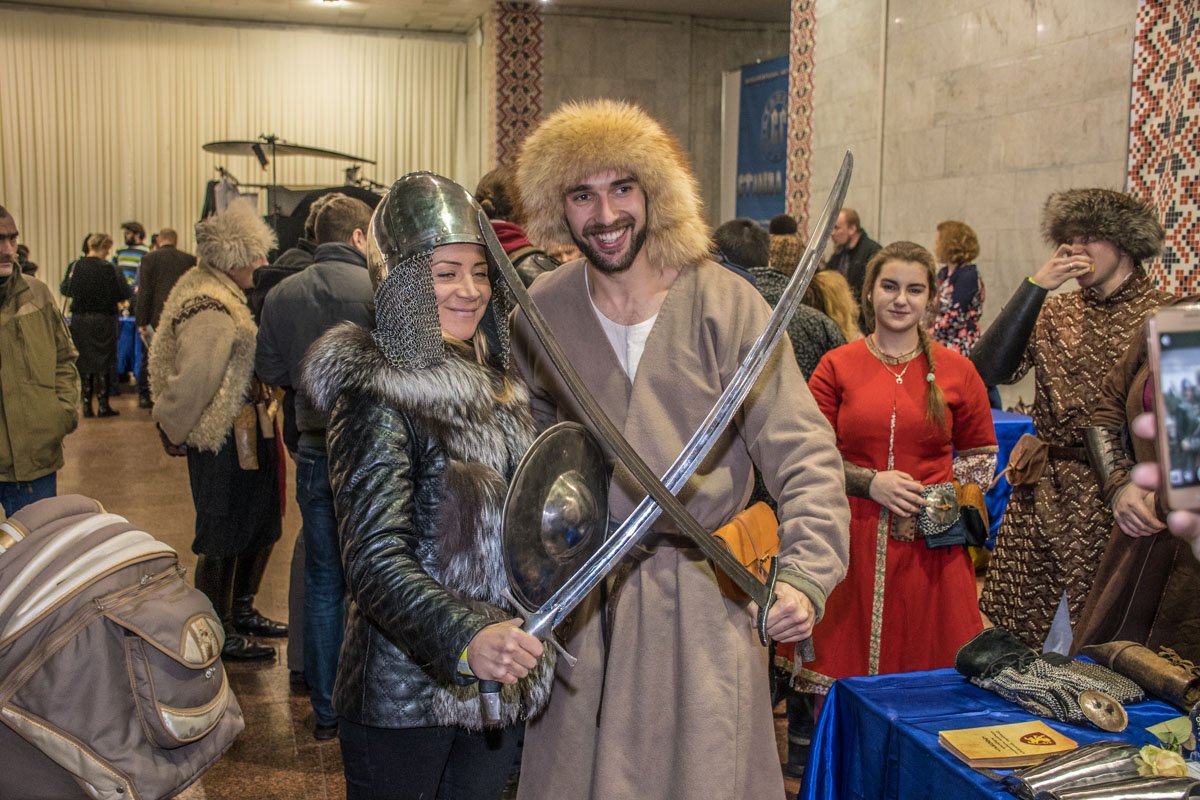 Скрестить мечи!