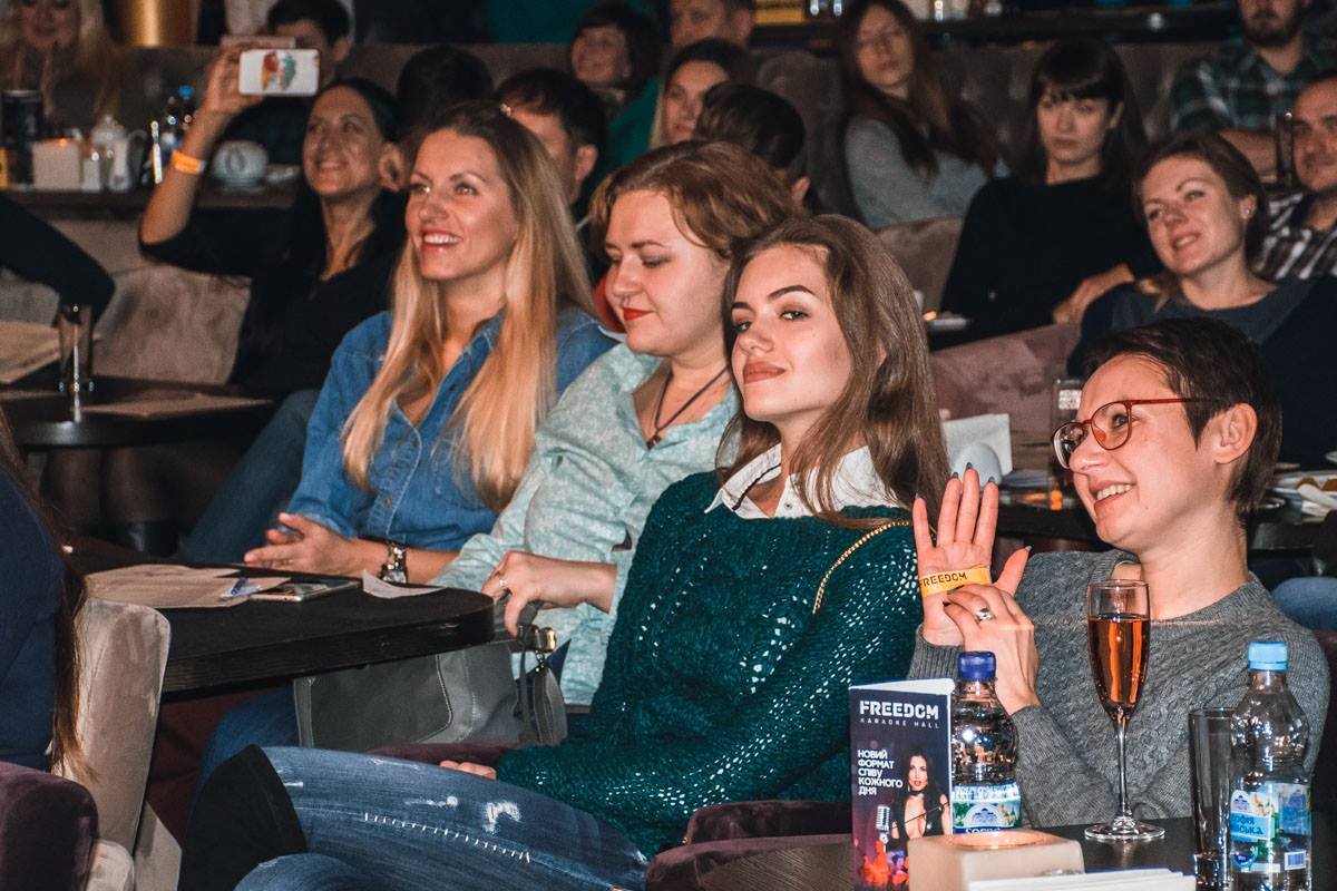 На творческую встречу с Дмитрием Комаровым в Киеве пришла Мисс Украина и его партнерша по танцам в проекте "Танцы со звездами" Александра Кучеренко На творческую встречу с Дмитрием Комаровым в Киеве пришла Мисс Украина и его партнерша по танцам в проекте "Танцы со звездами" Александра Кучеренко