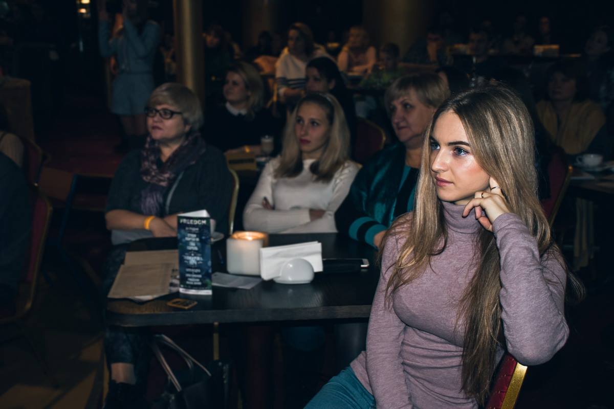 Фанаты телепередачи внимательно слушали Дмитрия Комарова Фанаты телепередачи внимательно слушали Дмитрия Комарова