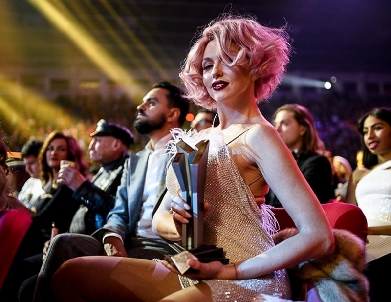 Латекс, блестки и перья: в чем звезды щеголяли по красной дорожке M1 Music Awards 3