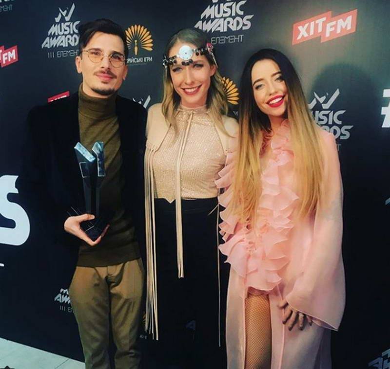 Латекс, блестки и перья: в чем звезды щеголяли по красной дорожке M1 Music Awards 4