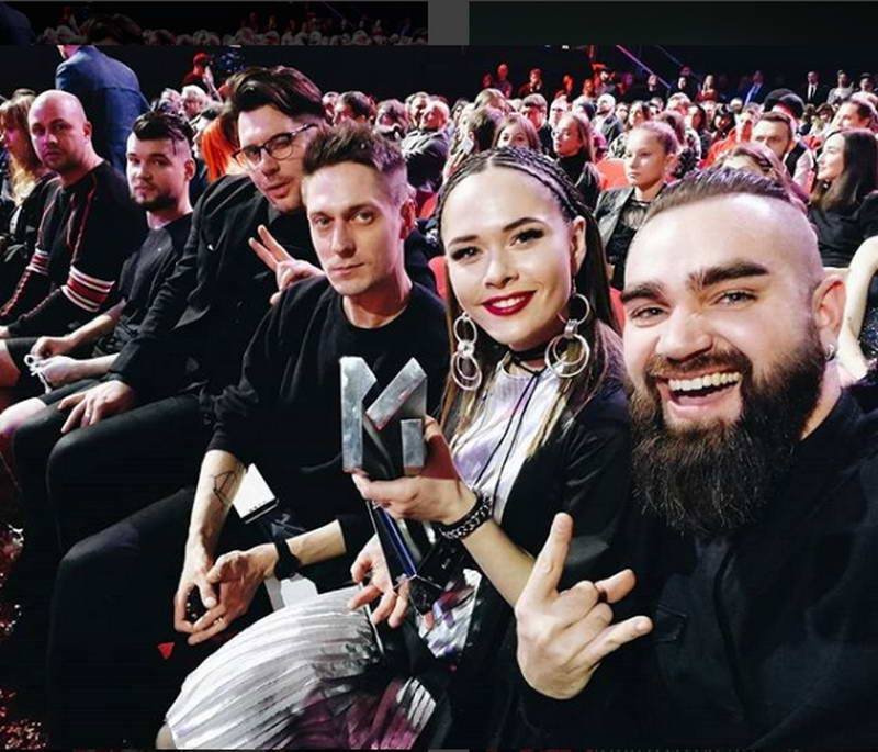 Латекс, блестки и перья: в чем звезды щеголяли по красной дорожке M1 Music Awards 5