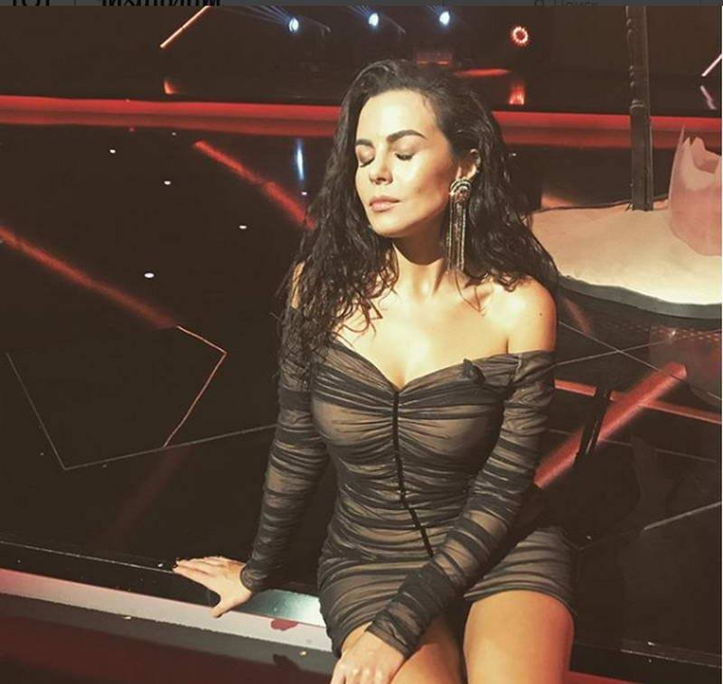 Латекс, блестки и перья: в чем звезды щеголяли по красной дорожке M1 Music Awards 6