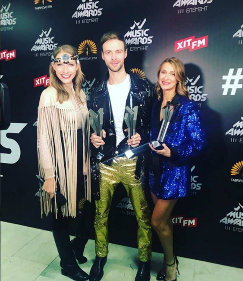 Латекс, блестки и перья: в чем звезды щеголяли по красной дорожке M1 Music Awards 7