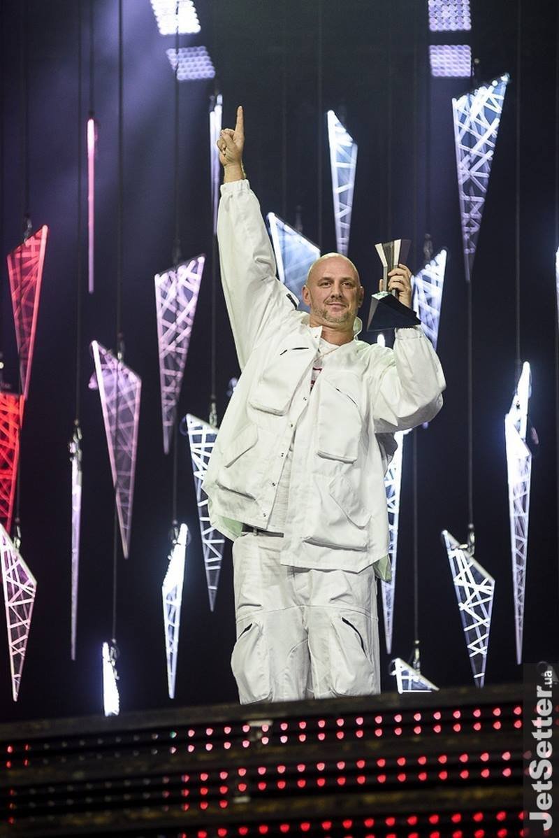 Латекс, блестки и перья: в чем звезды щеголяли по красной дорожке M1 Music Awards 8