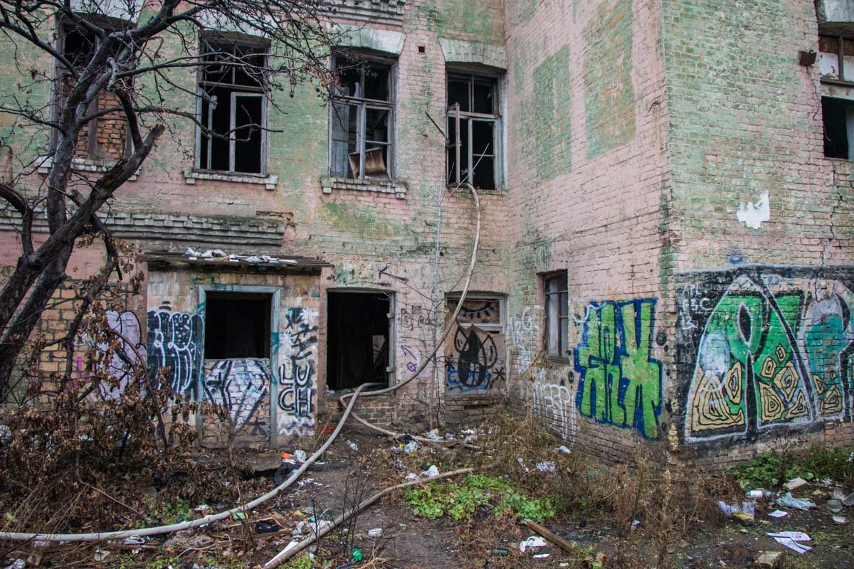 На улице Щекавицкой горело заброшенное здание