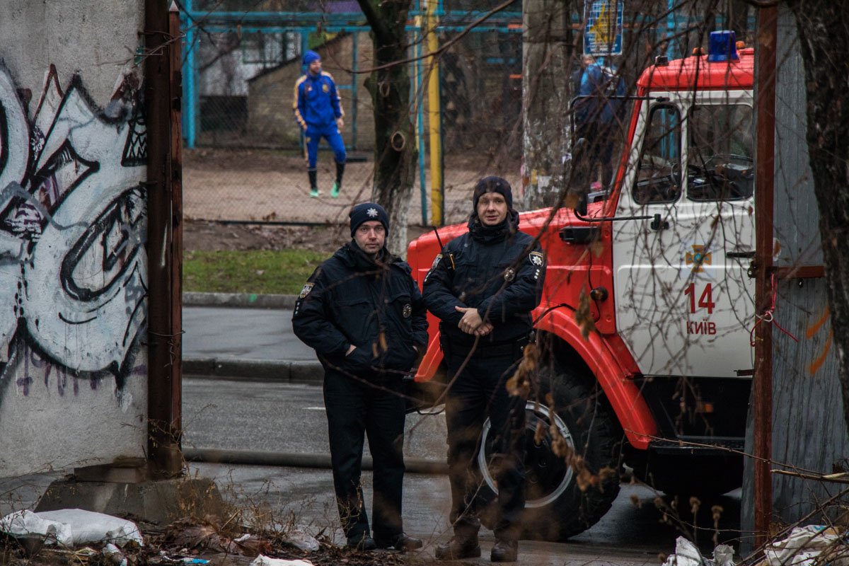 На месте также дежурили патрульные и медики