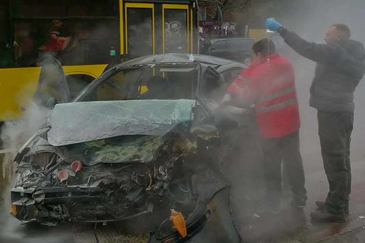 Водитель и пассажир Chevrolet в тяжелом состоянии