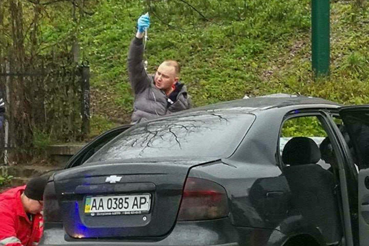 Медики оказывали помощь зажатому в авто водителю не дожидаясь спасателей