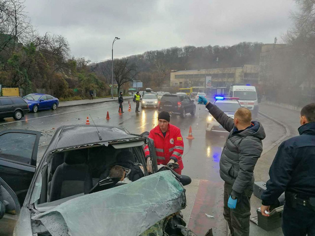 Медики более 10 минут спасали зажатого водителя, пока не приехала ГСЧС