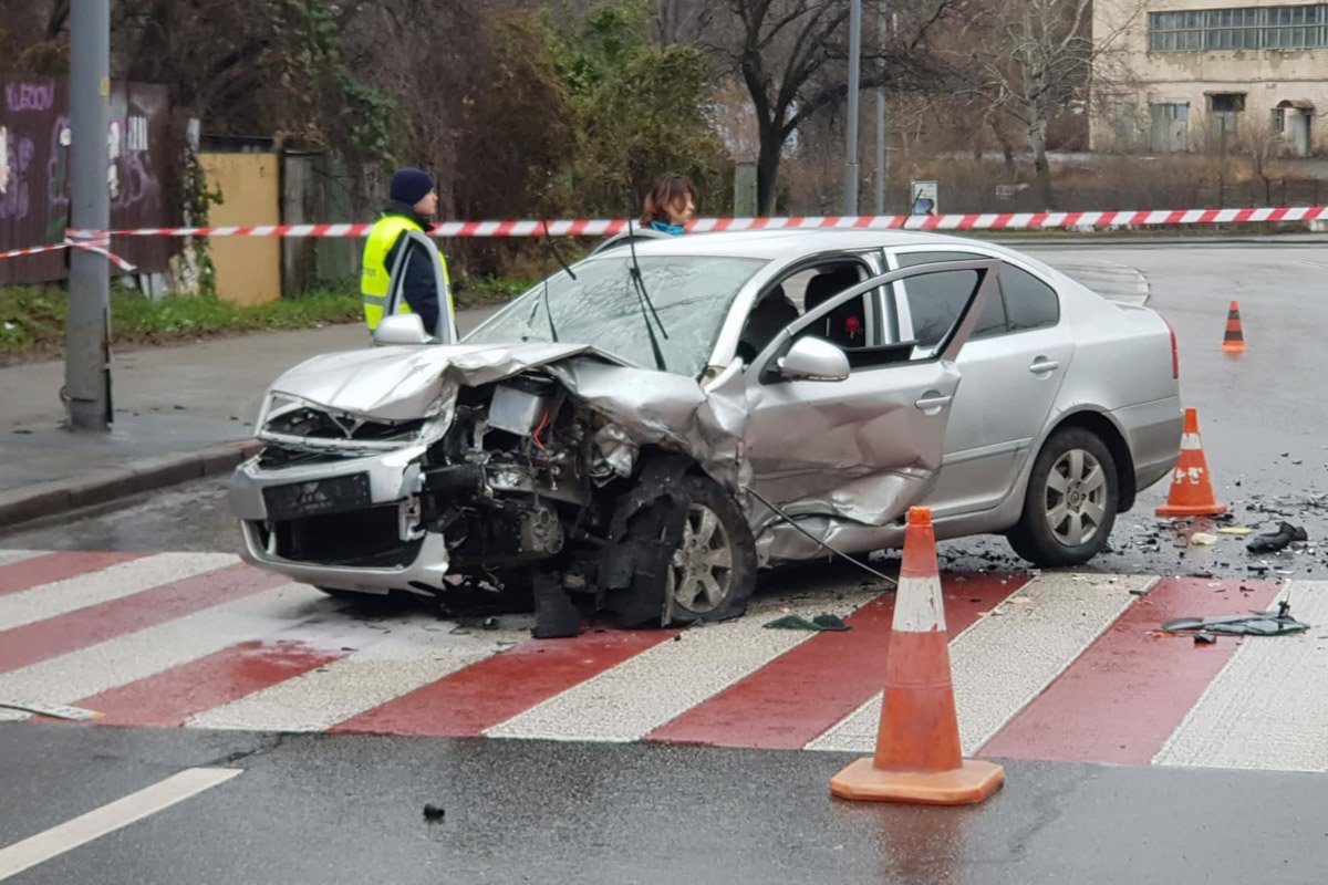 Автомобиль Skoda вылетел на встречку