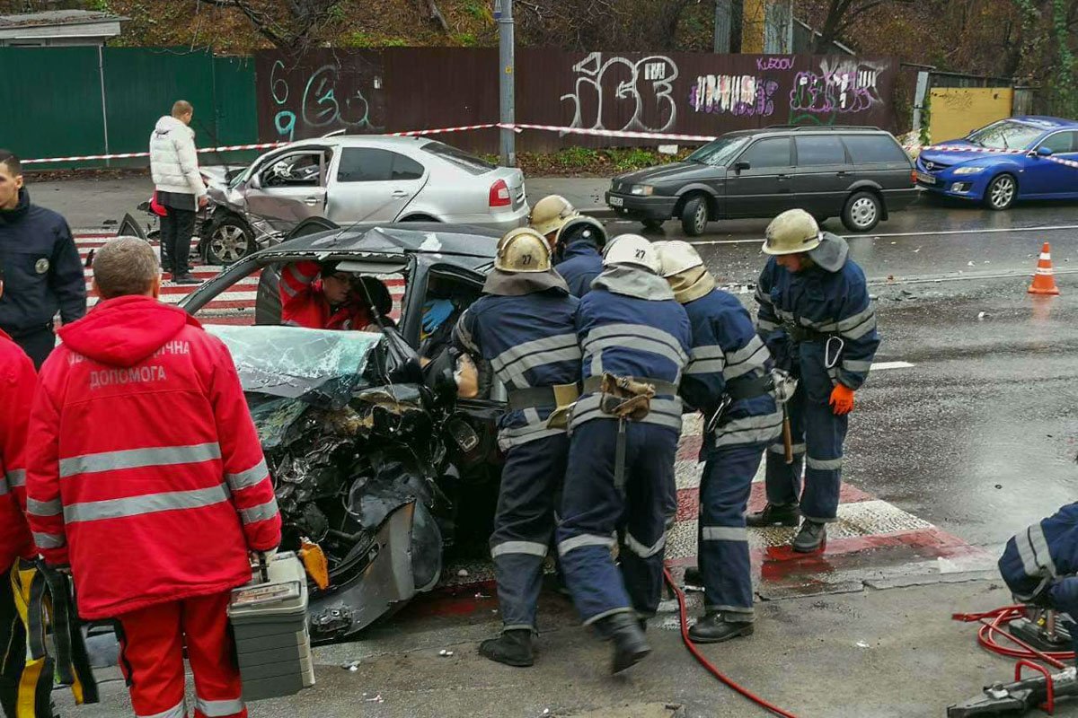Водителя Chevrolet достали спасатели