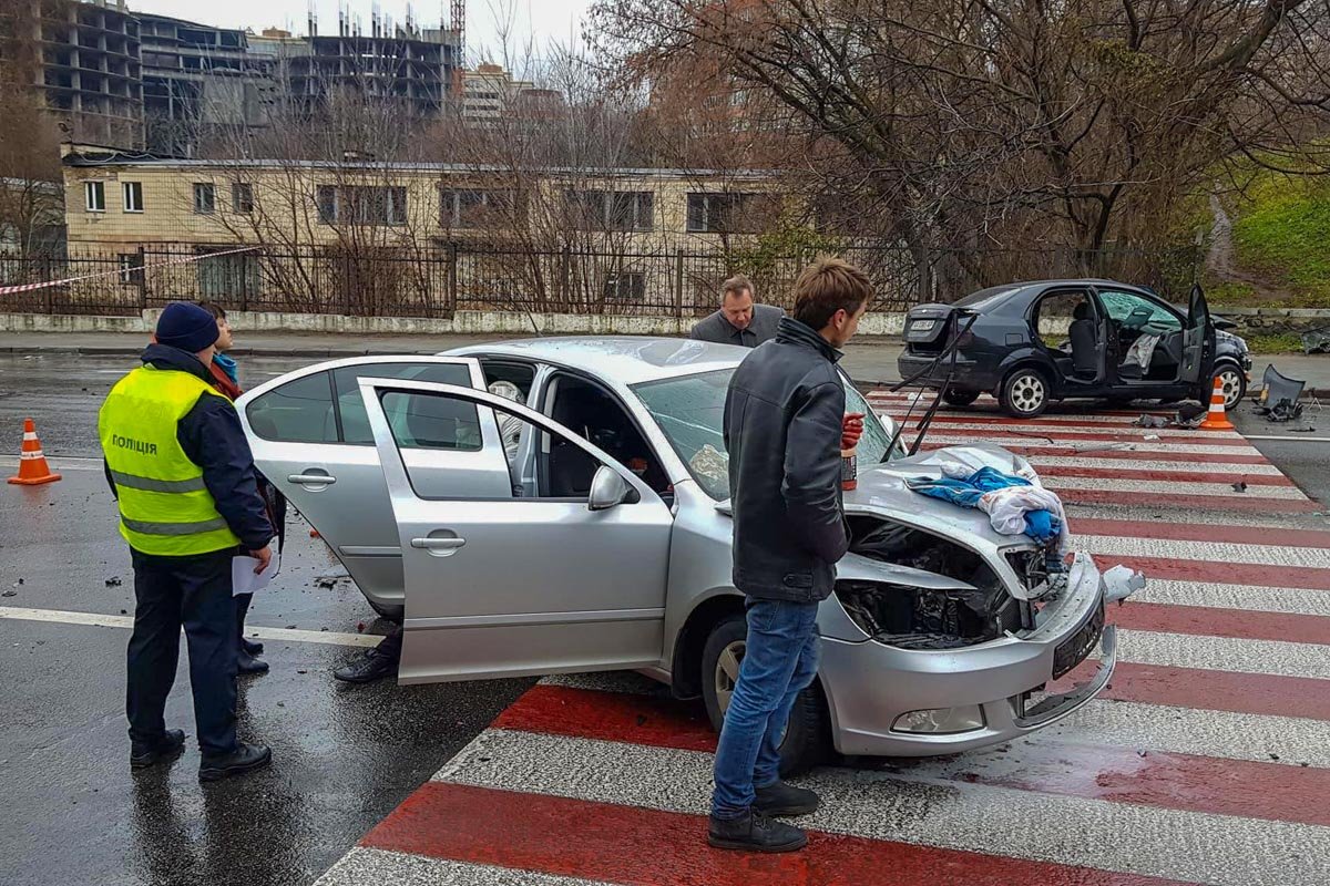 Пассажира Skoda также увезла скорая